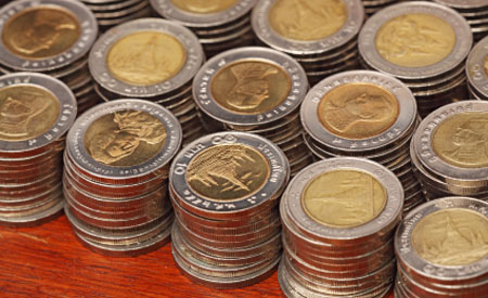 Buitenlanse munten waaronder Thaise Baht lijken op 2 euromunten