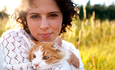 Vrouw met kat in tegenlicht
