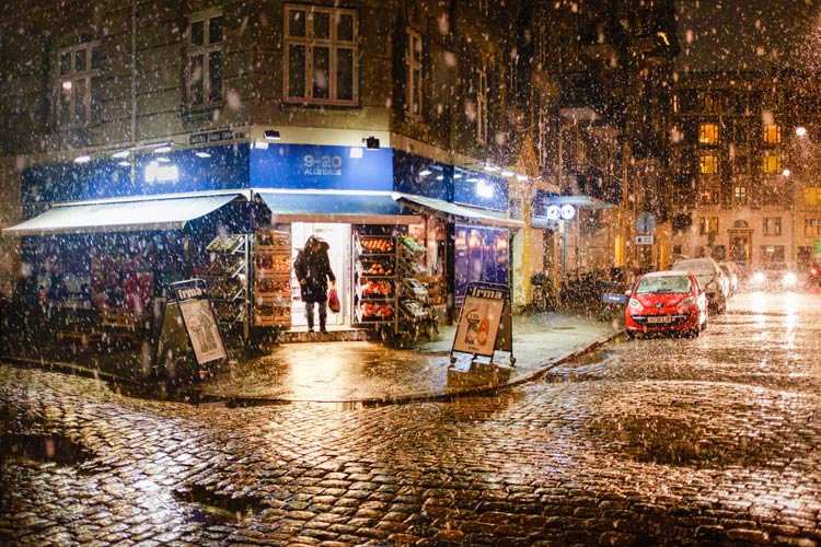 Sneeuw in de winkelstraat